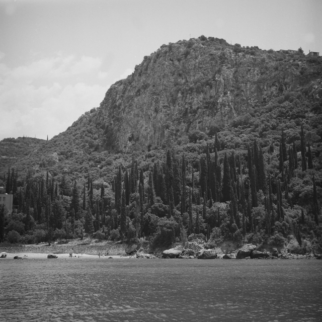 The rock cliff face above Kalamitsi beach