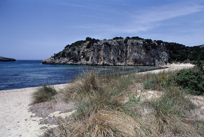Voidokilia beach with a rock cliff